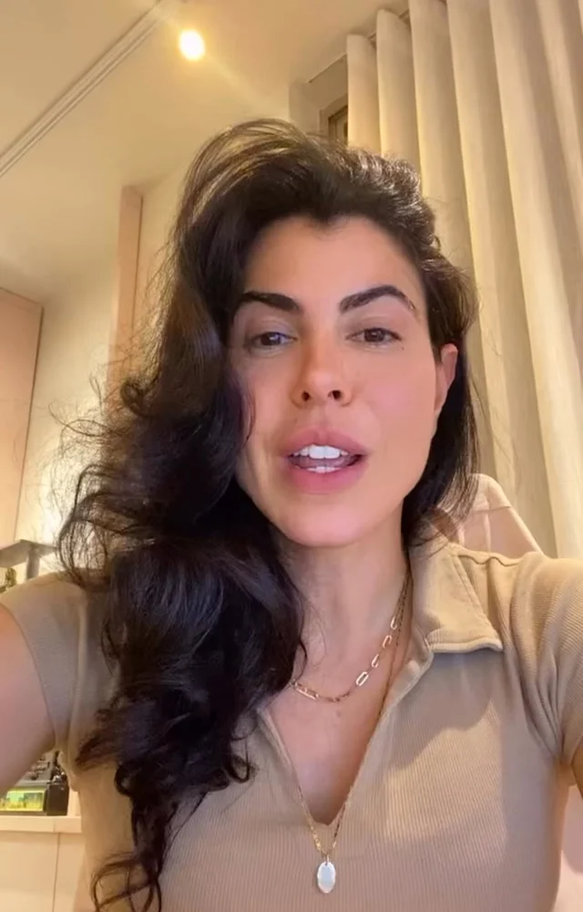 Sarah Malta gravando um vídeo explicativo para o Instagram