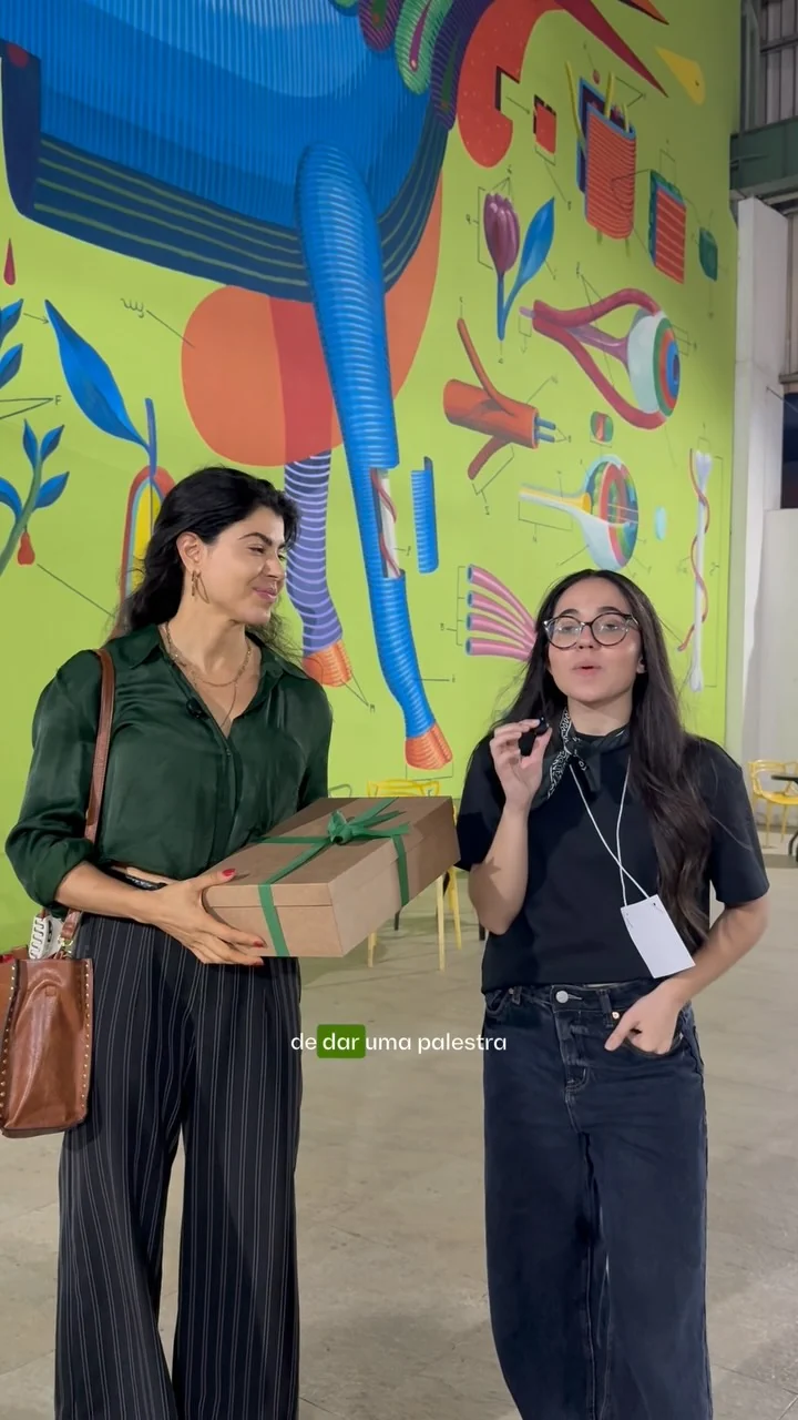 Sarah e outra participante em evento profissional da área de nutrição