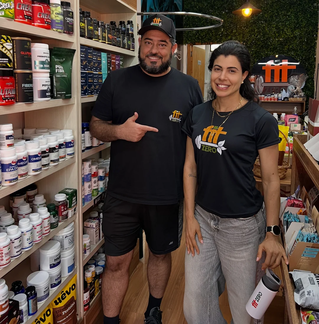 Sarah com representante da Fitzero dentro da loja de suplementos