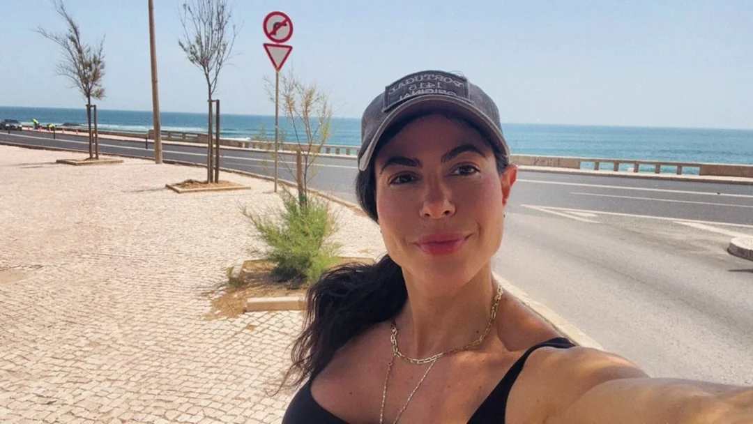 Sarah Malta ao ar livre durante viagem a Portugal