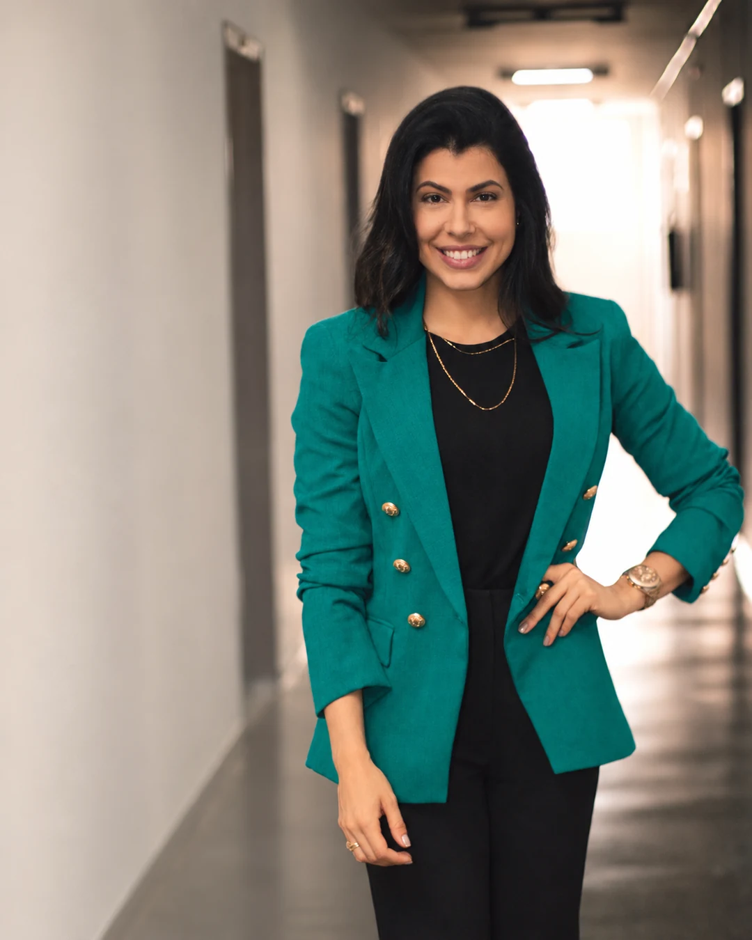 Sarah Malta em retrato profissional de blazer verde