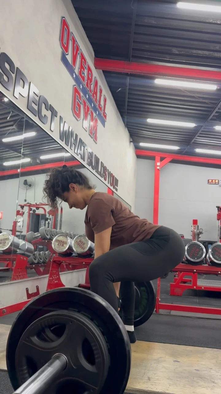 Sarah treinando com pesos na academia